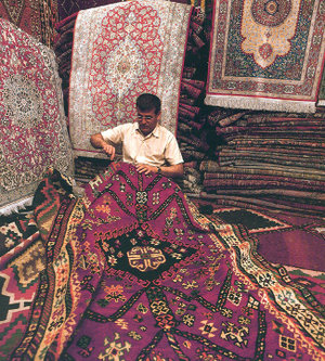 Um artesão tradicional consertando um tapete em Isfahan